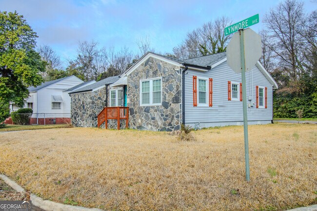 Building Photo - 579 Lynmore Ave