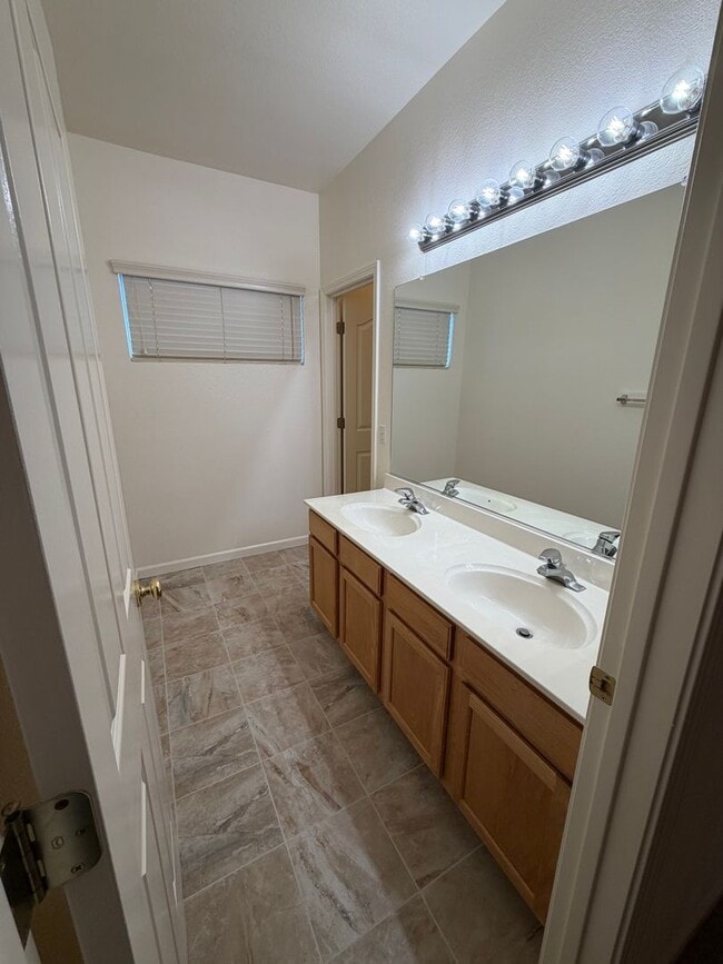 Building Photo - 549 Cascade Dr