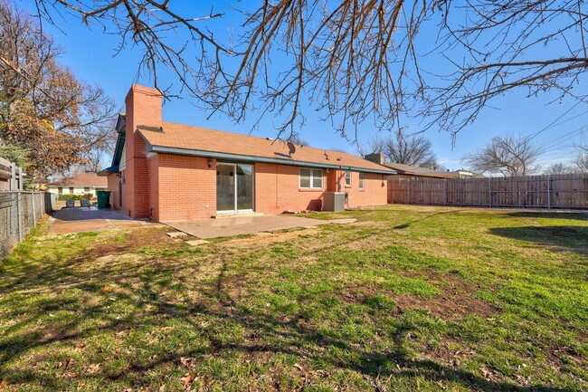 Building Photo - Charming Home with Fireplace & Fenced Back...