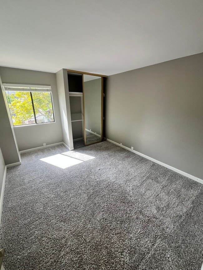 Building Photo - For Rent: 3 Bed, 2.5 Bath Townhome in University City