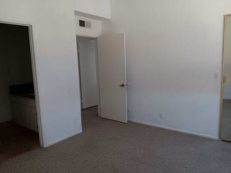 Building Photo - 8435 Burnet Ave