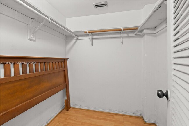 Building Photo - 2930 Point E Dr