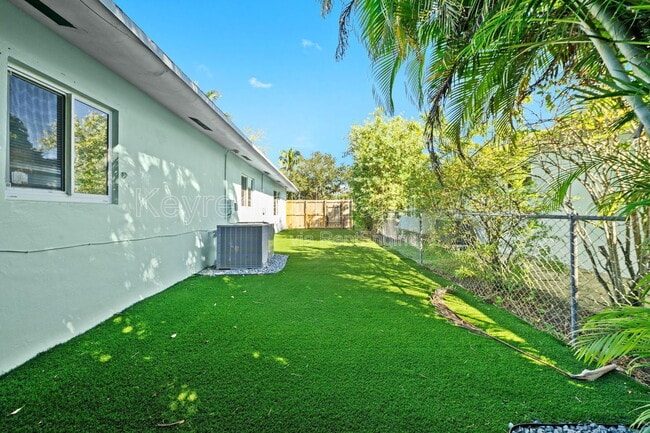 Building Photo - 826 SW 14th St