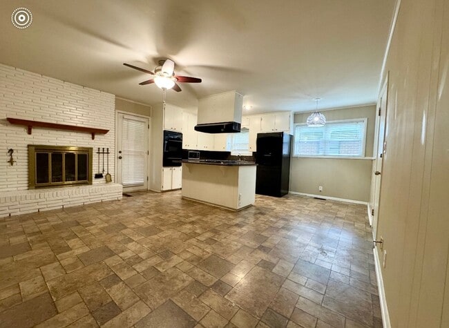 Building Photo - 3 Bed/2 Bath/2 Car Garage