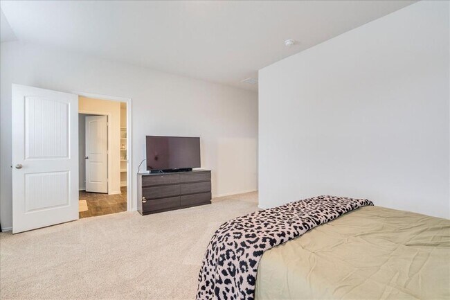 Building Photo - 125 Frogmore Lp