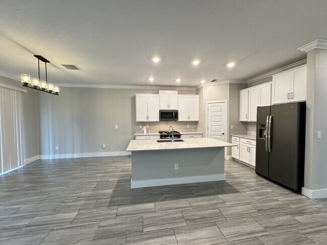 Building Photo - "Spacious 4-Bed Home with Granite Countert...