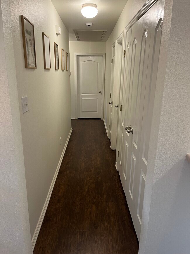 Building Photo - 208 Robin St