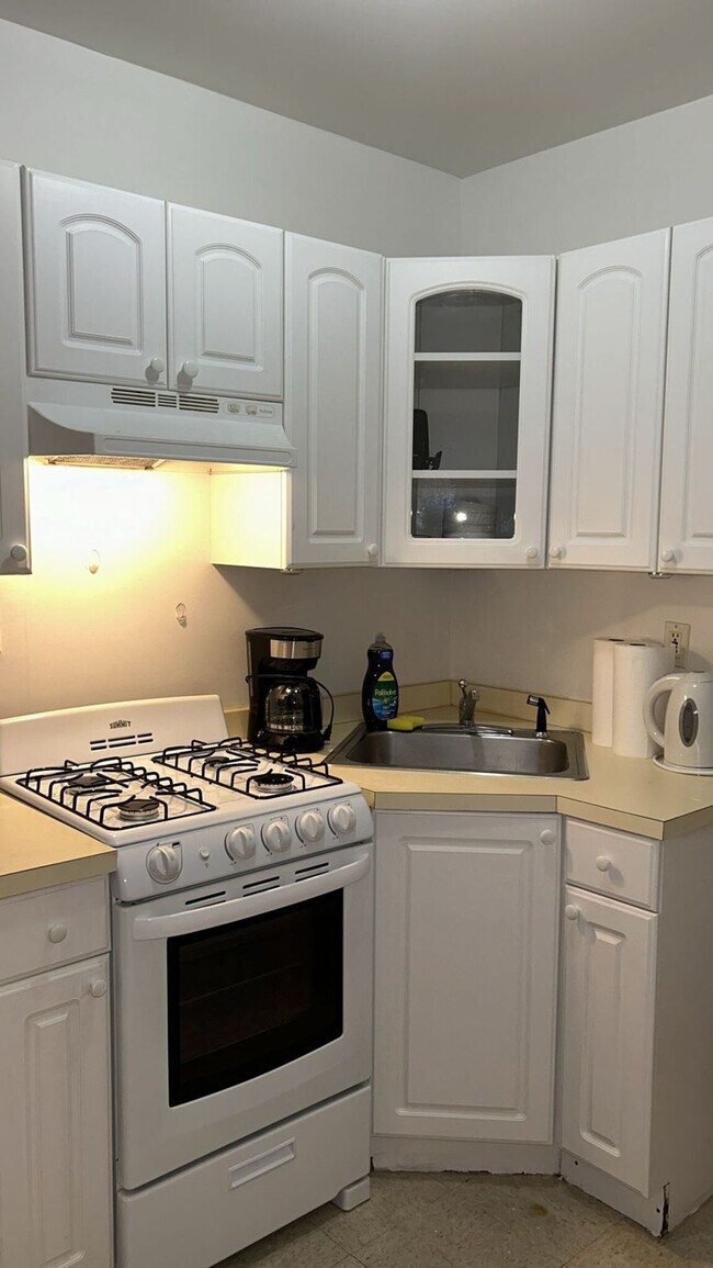 Building Photo - 320 E 96th St