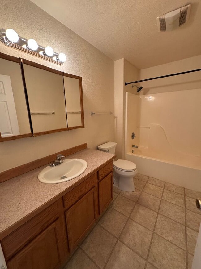 Building Photo - 1057 Lookingglass Rd