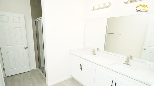Building Photo - 13905 SW 81 Cir