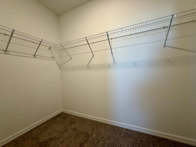 Building Photo - Beautiful 4 bed/3 bath 2 story!