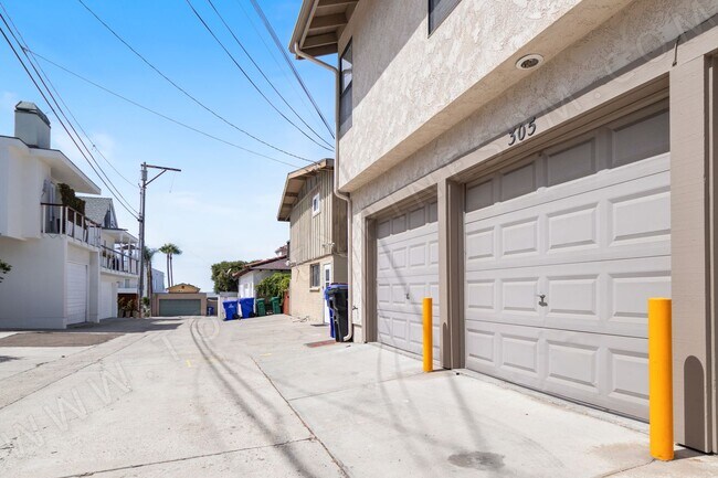 Building Photo - STUNNING 3BR Townhome with Garage, 1 BLOCK...