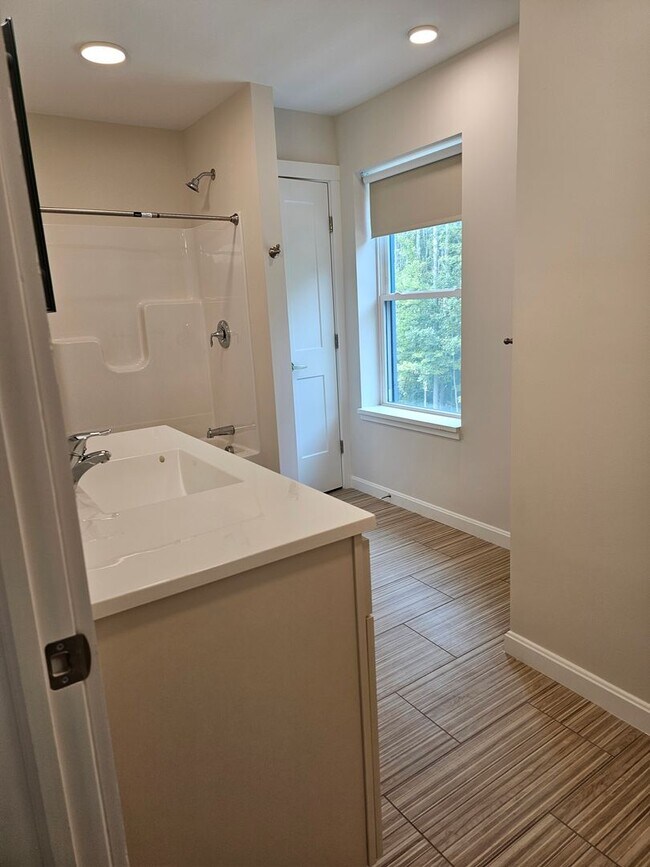 Building Photo - Village at Autumn Pond II: Corner 2 Bedroom/ 2 Bathroom Apartment with Oversized walk in closet