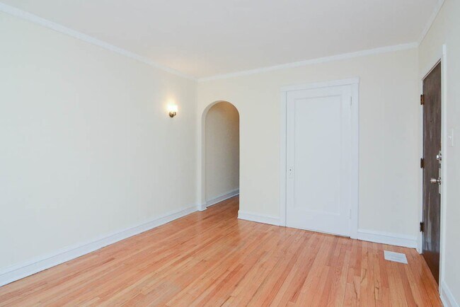 Building Photo - 2115 W Ainslie