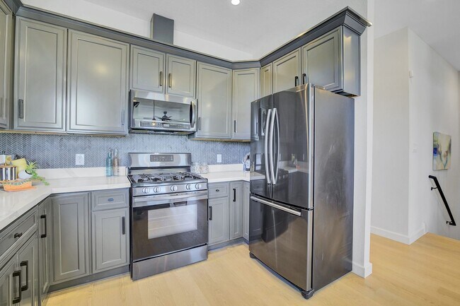 Building Photo - Stylish West Oakland 2/1 Flat - Completely Renovated.