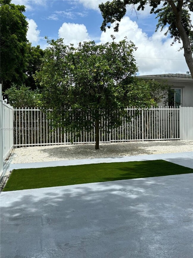 Building Photo - 4727 NW 5th Ave