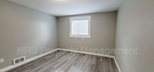 Building Photo - 3216 E Roosevelt Ave