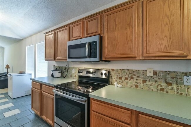 Building Photo - Ready to Move in... Do not miss this house...