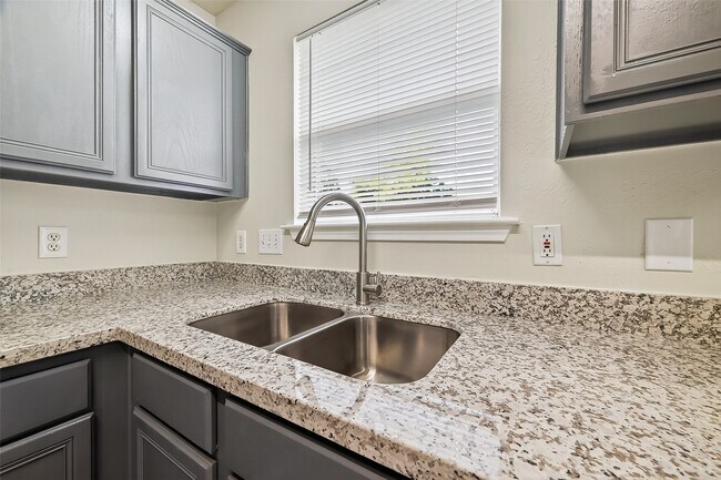 Building Photo - 7351 Parkland Manor Dr