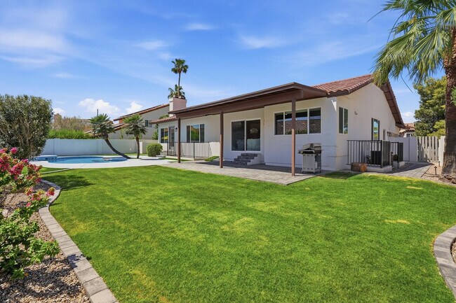 Building Photo - 5623 E Claire Dr
