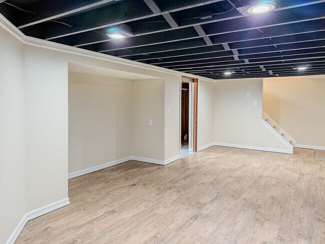 Building Photo - 2710 Pendleton Dr