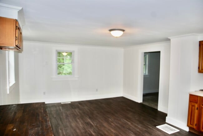 Building Photo - 469 Mountain Rd