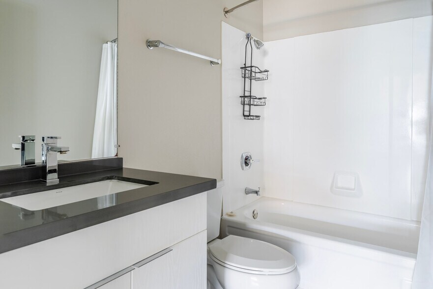 Building Photo - 644 Edgewater Blvd