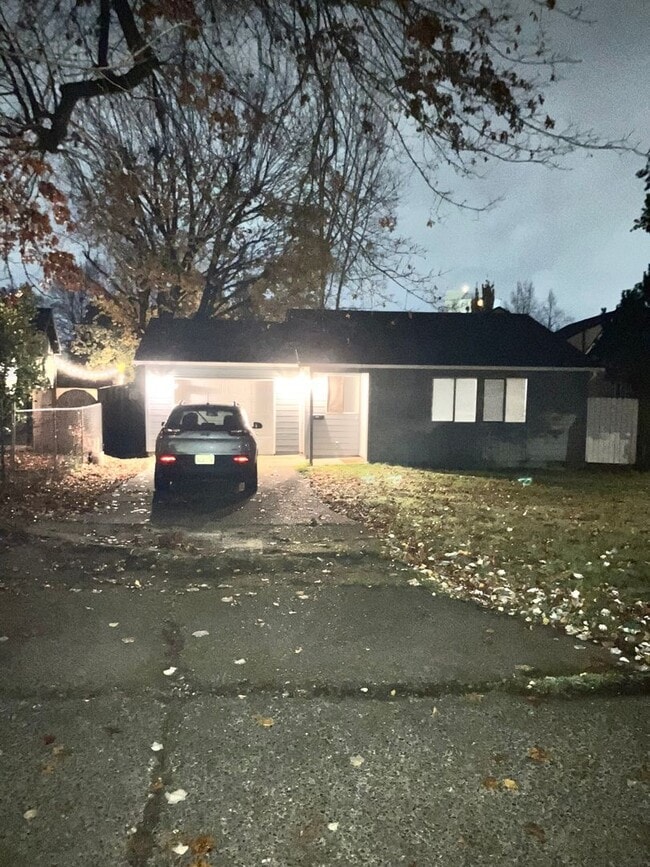 Building Photo - 2429 NE Saratoga St