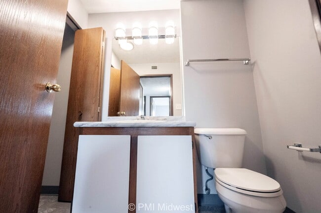 Building Photo - "Charming 2-Bedroom Haven in Shelbyville w...