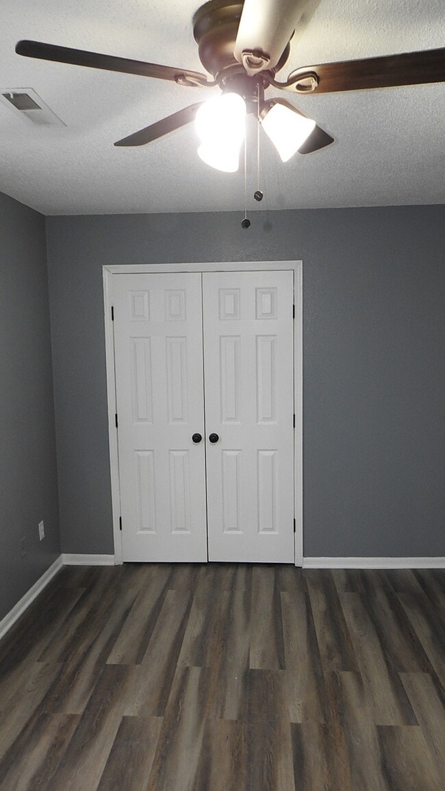 Building Photo - Blue Springs - 2 bed - 1.5 bath Townhome