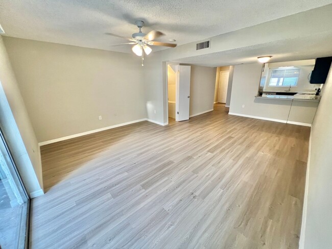 Building Photo - $1,581 - 2 Beds / 1.5 Baths - Condo - Comp...