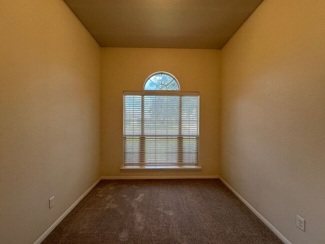 Building Photo - 7819 Woodbury Dr