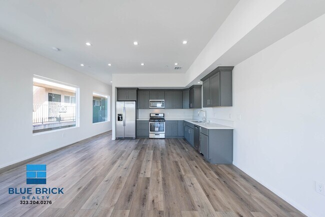 Building Photo - 5239-5241 Huntington Dr -