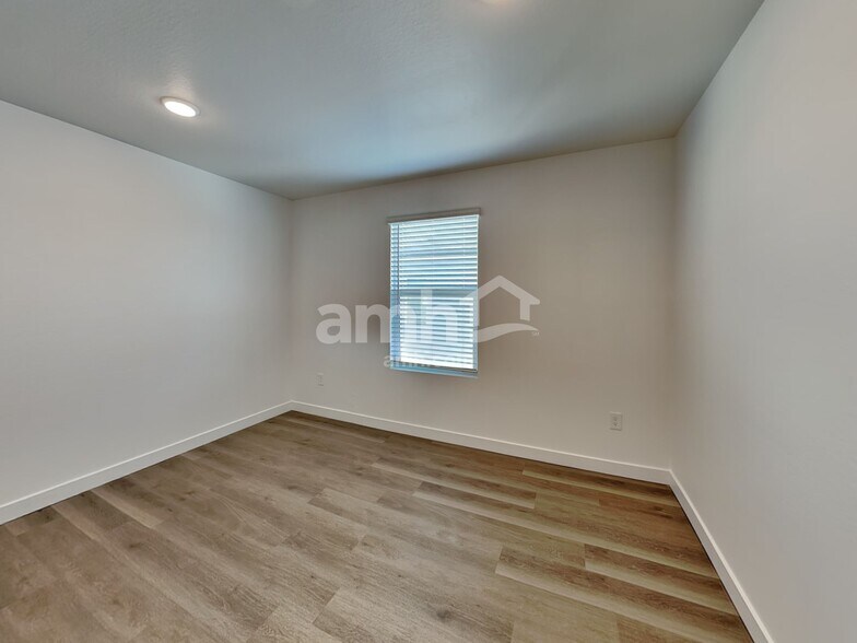 Building Photo - 18492 W Cottontail Ln