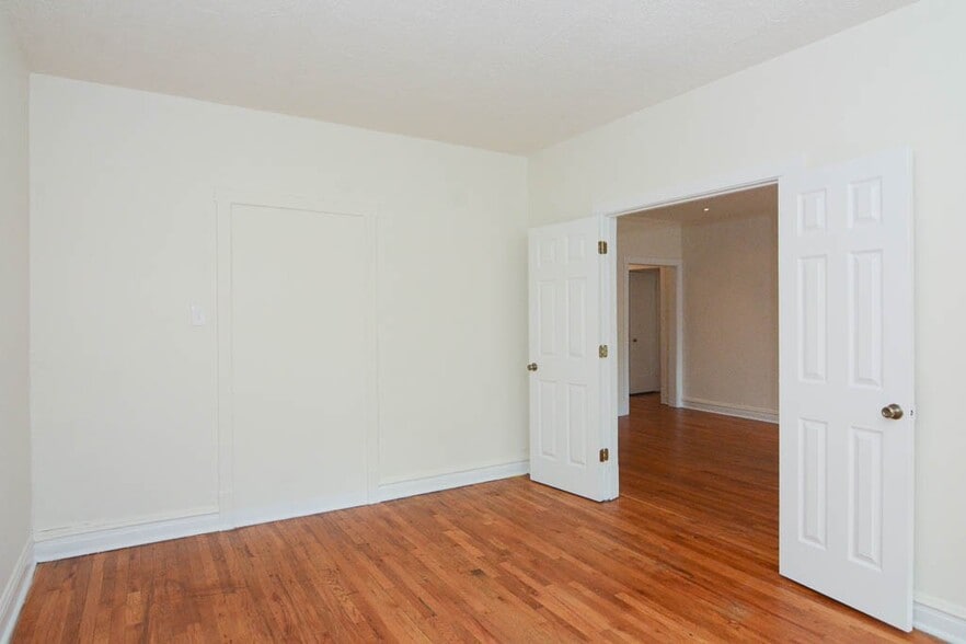 Building Photo - 846 W Cornelia Ave