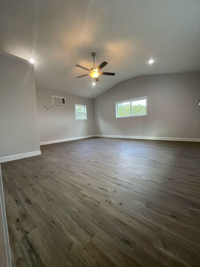 Building Photo - NEW ON MARKET