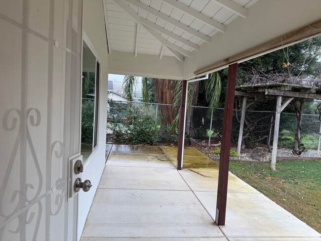 Building Photo - Adorable 3 bedroom 1.5 bath home garden setting