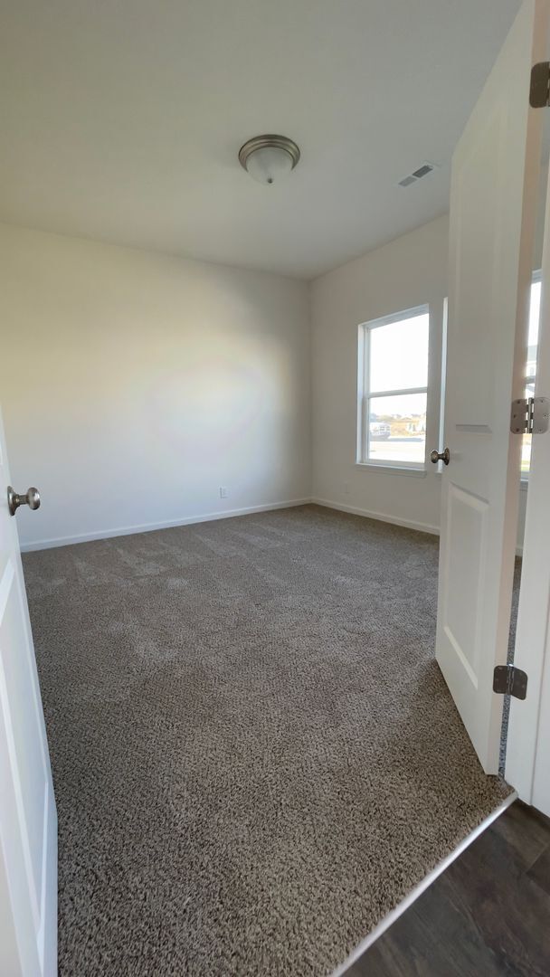 Building Photo - Newer Ranch...3 Bedroom 2 Bath with den/office