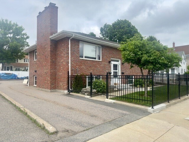 Building Photo - 45 Cedar St