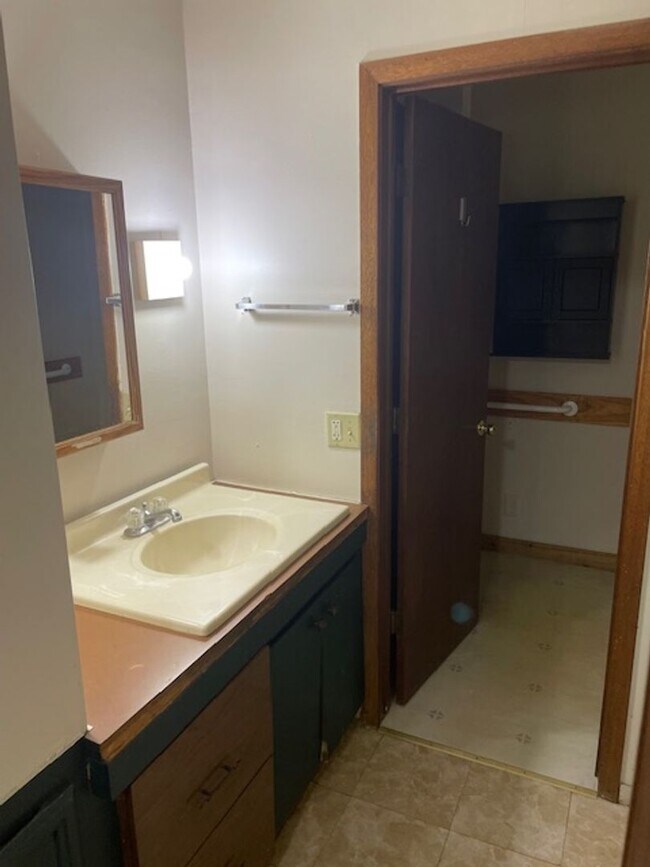 Building Photo - 916 S 6th St