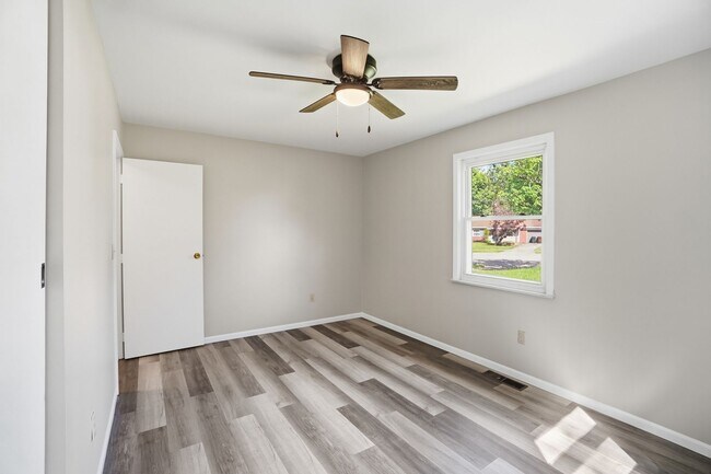 Building Photo - Three Bedroom Home with Great Outdoor Entertainment Space!
