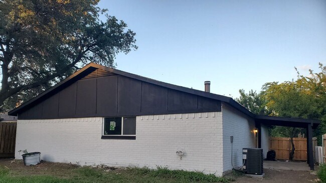 Building Photo - 3406 Doolittle Dr