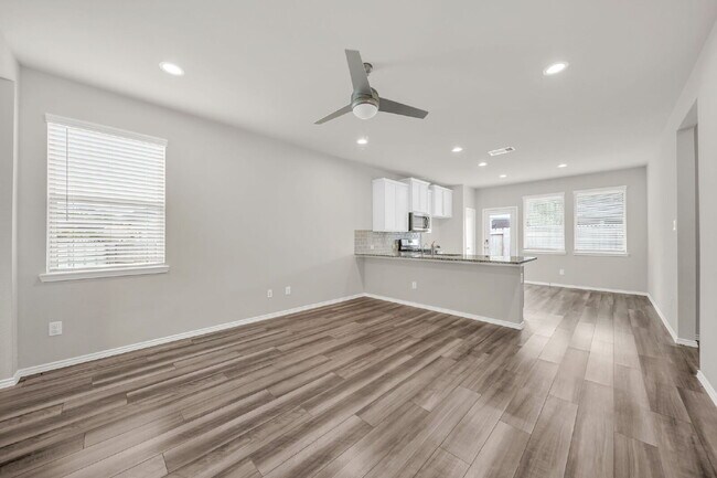 Building Photo - Welcome to this beautifully maintained 2-s...