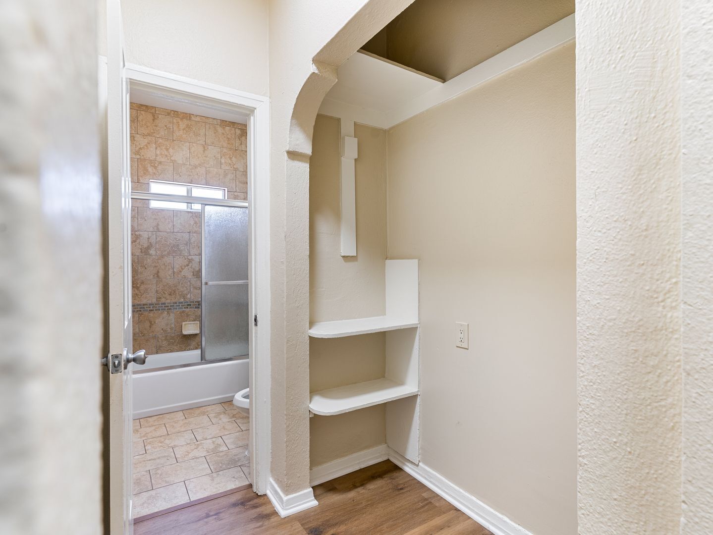 Building Photo - 1324 N Peterson Ave