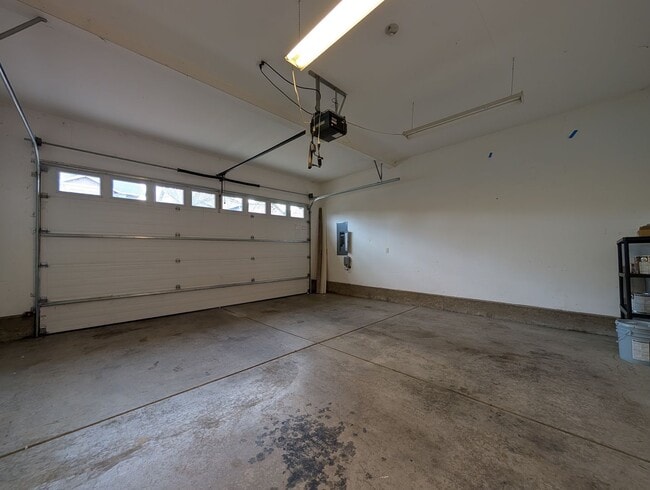 Building Photo - Beautiful 3+ Bedroom, 3 Bath Home With An ...