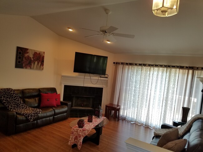 Building Photo - 5476 Victory Cir