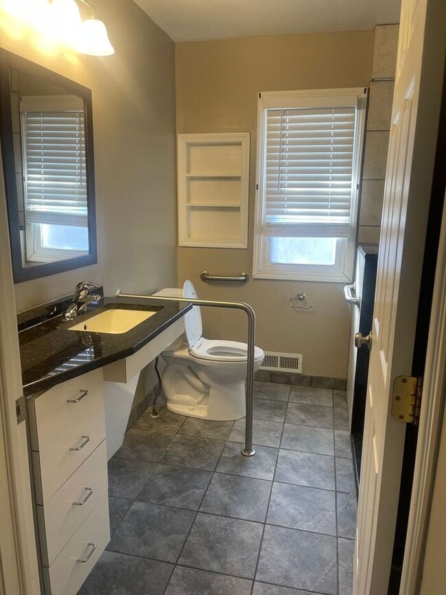 Building Photo - Luxury living at a great price!