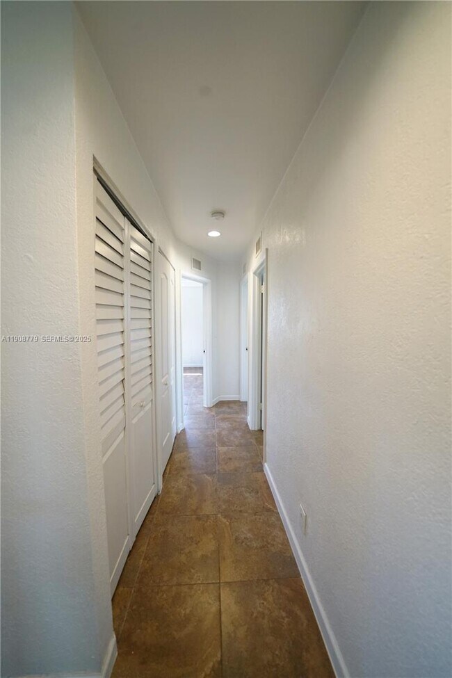 Building Photo - 2300 SW 42nd Terrace