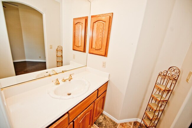 Building Photo - 2322 S Rogers Cir