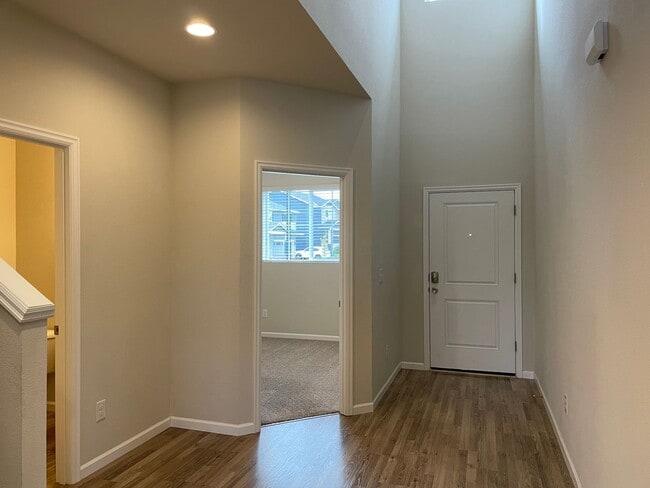 Building Photo - Beautiful 4 Bedroom 2.5 Bath Home Located ...